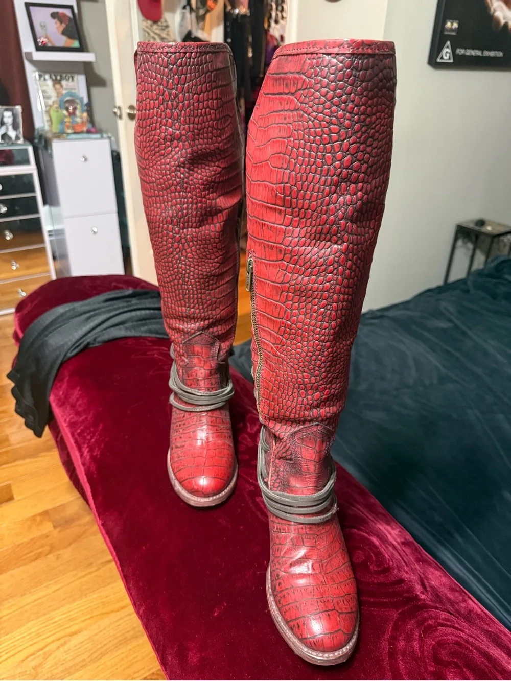 FREEBIRD Coal in red croc